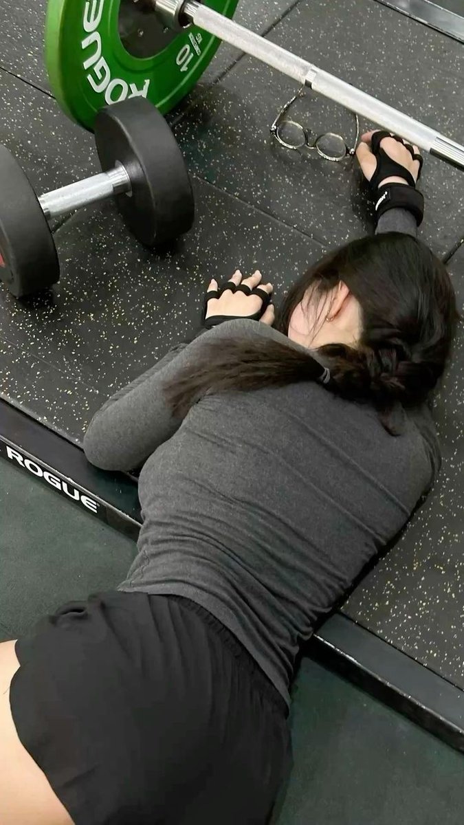 力竭倒地：硬拉后的健身女孩 效果图
