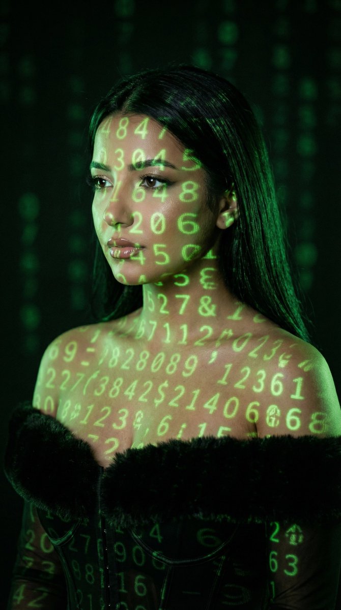 赛博绿码流转的绝美暗调人像 效果图