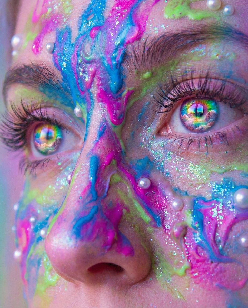 迷幻彩虹瞳孔的奇幻面部特写 效果图