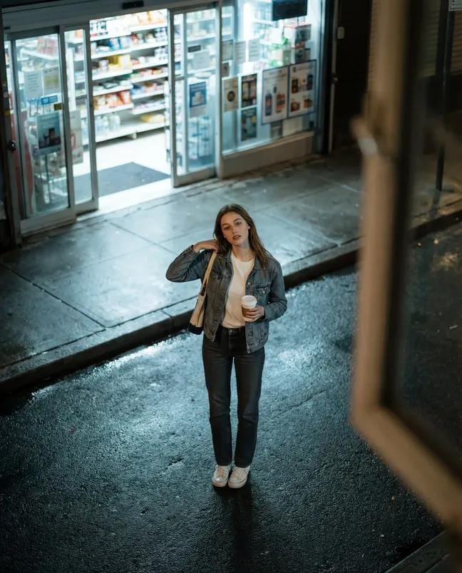 俯拍夜幕下的便利店少女 效果图