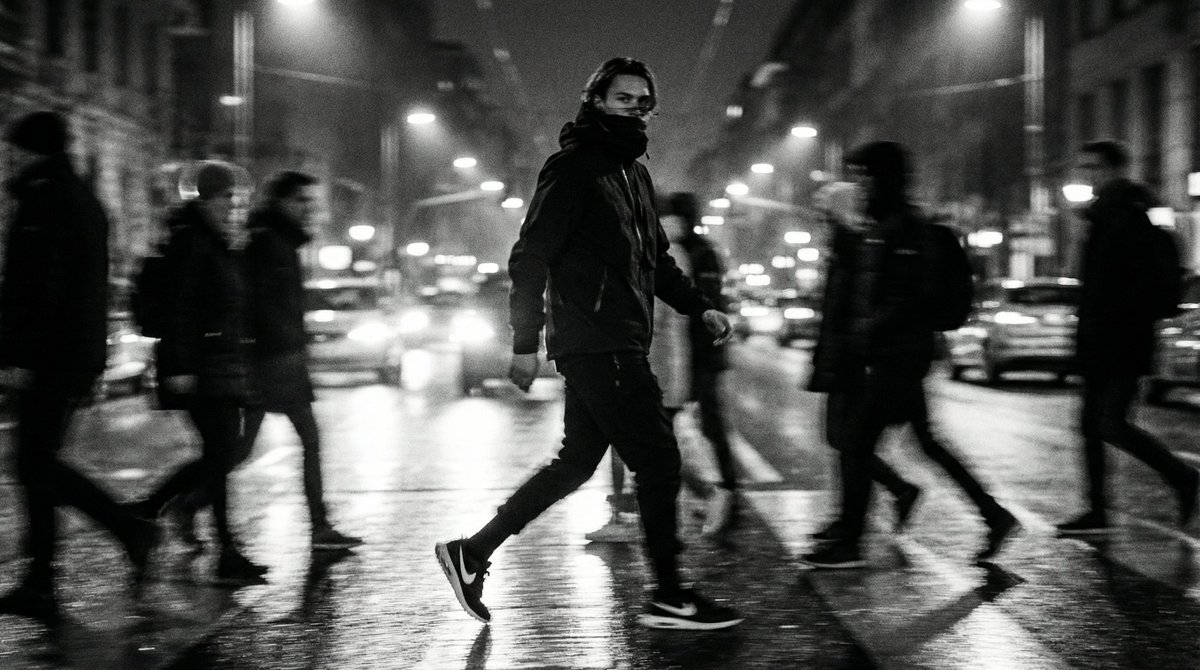 雨夜街头动态模糊黑白时尚大片 效果图