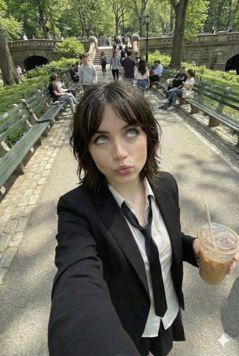 斑驳树影下喝冰咖的雀斑少女 效果图
