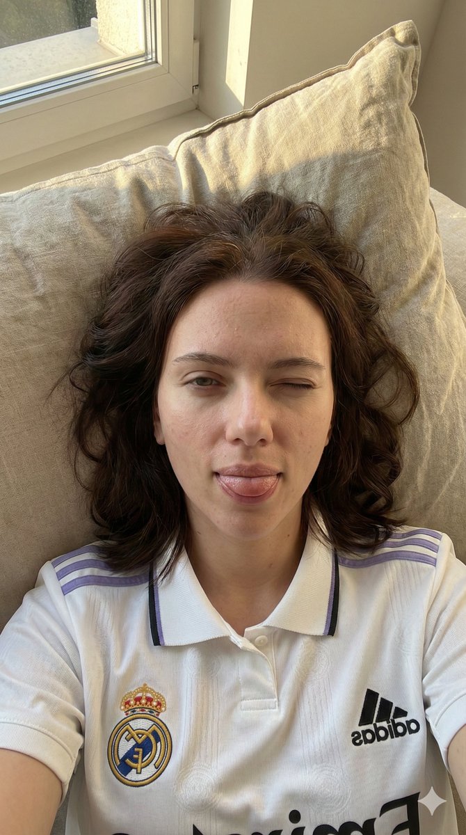 晨光下皇马球衣少女俏皮自拍 效果图