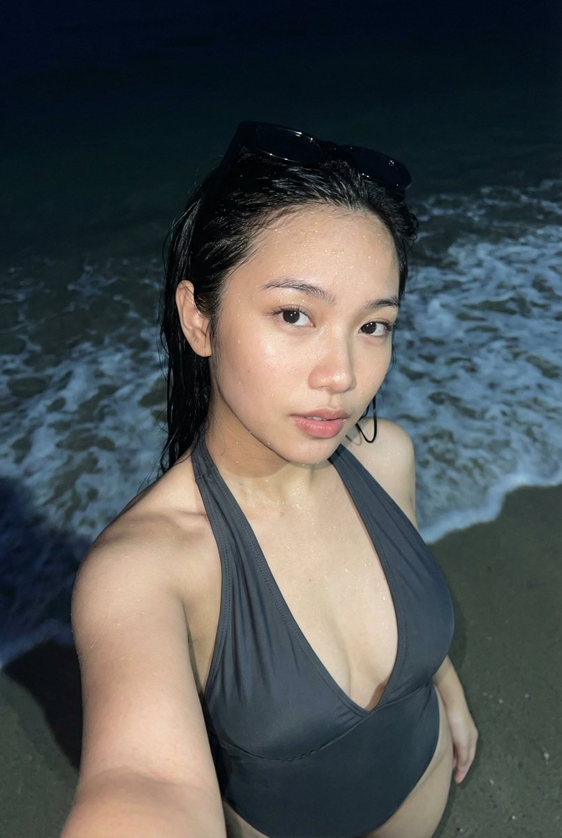 午夜海滩闪光灯下的湿润凝视 效果图