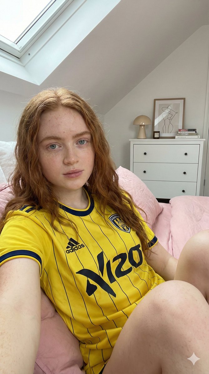 阳光阁楼里身穿黄蓝球衣的红发少女 效果图