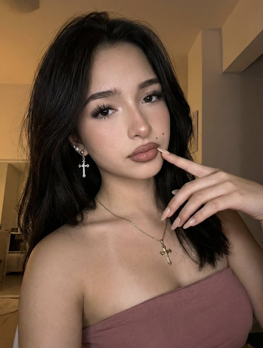 昏暗琥珀光下的高保真妩媚人像特写 效果图