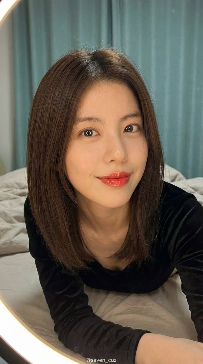 慵懒卧室环形光下的绝美自拍少女 效果图