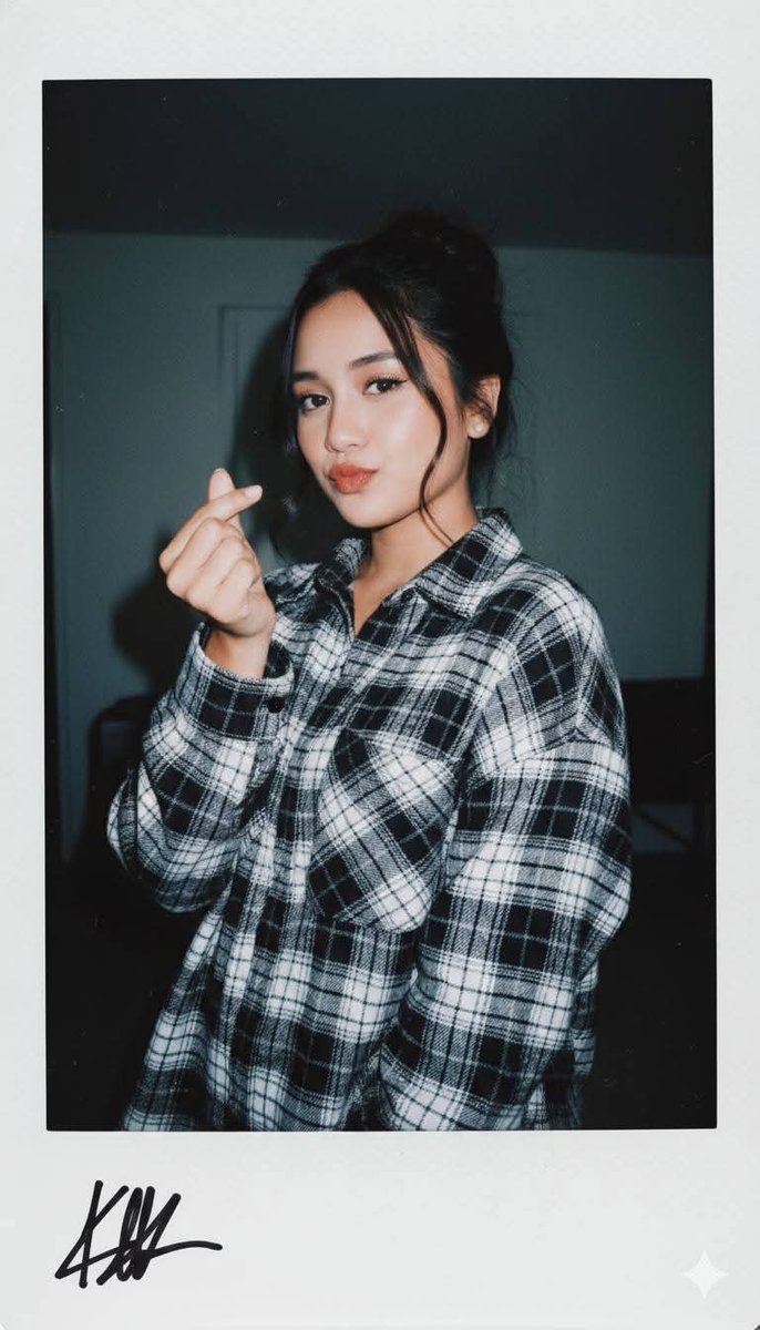 复古胶片感下的黑白格纹少女半心手势写真 效果图