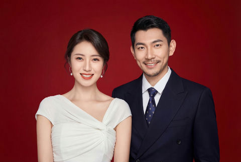 法式白裙与双排扣西装的唯美婚照 效果图