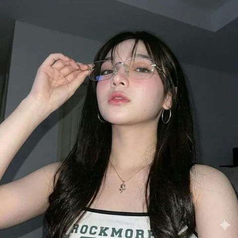 韩系清透妆容少女咬手指夜景自拍 效果图