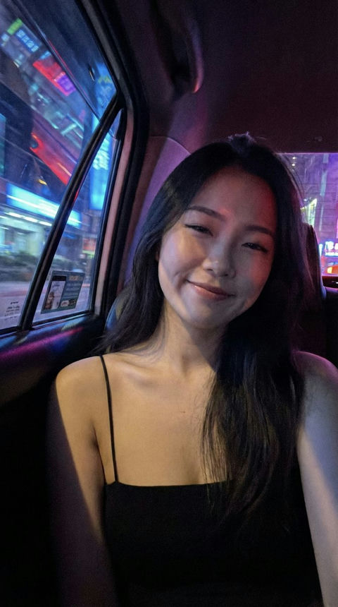 霓虹夜色下的出租车后座少女自拍 效果图