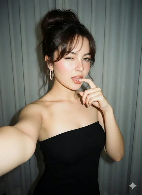 女子站在房间里的近距离自拍照 效果图