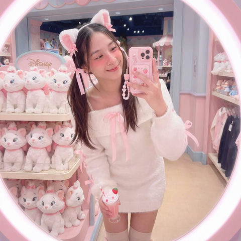 女子在迪士尼商店里对着镜子自拍 效果图
