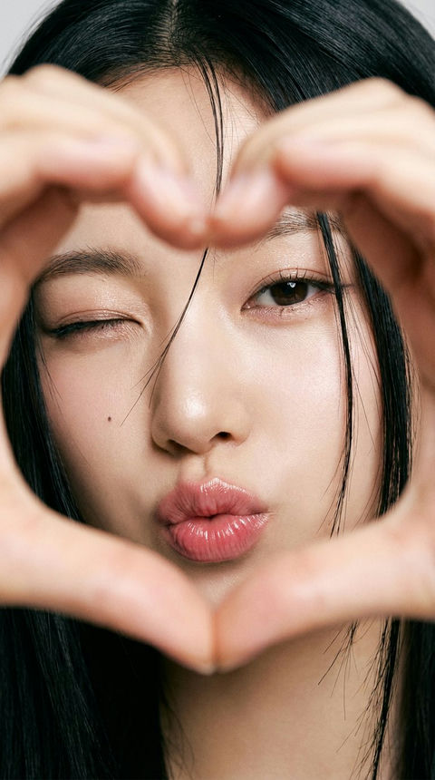 女生双手比出一个心形 效果图